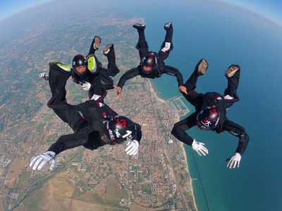 Mario Fattoruso e altri paracadutisti prima di una presa in aria